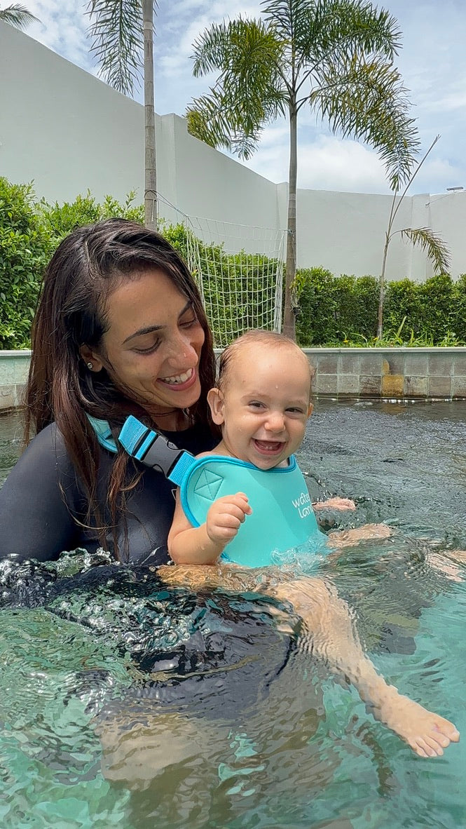 Water Baby Carrier — Le premier porte-bébé fait pour l'eau!