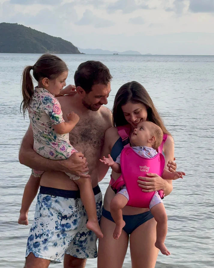 Water Baby Carrier — Le premier porte-bébé fait pour l'eau!