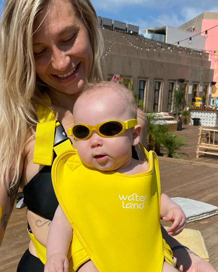 Water Baby Carrier — Le premier porte-bébé fait pour l'eau!