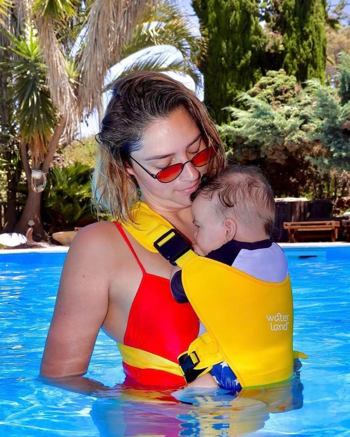 Water Baby Carrier — Le premier porte-bébé fait pour l'eau!